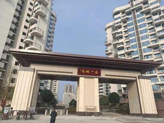 四川潤誠 . 尚城一區護欄<a href=http://www.www.we37.com/product/baiyekongdiao/ target=_blank class=infotextkey>百葉窗</a>豎桿項目