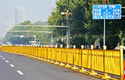 鋅鋼交通道路護(hù)欄對于維護(hù)交通安全起了哪些作用